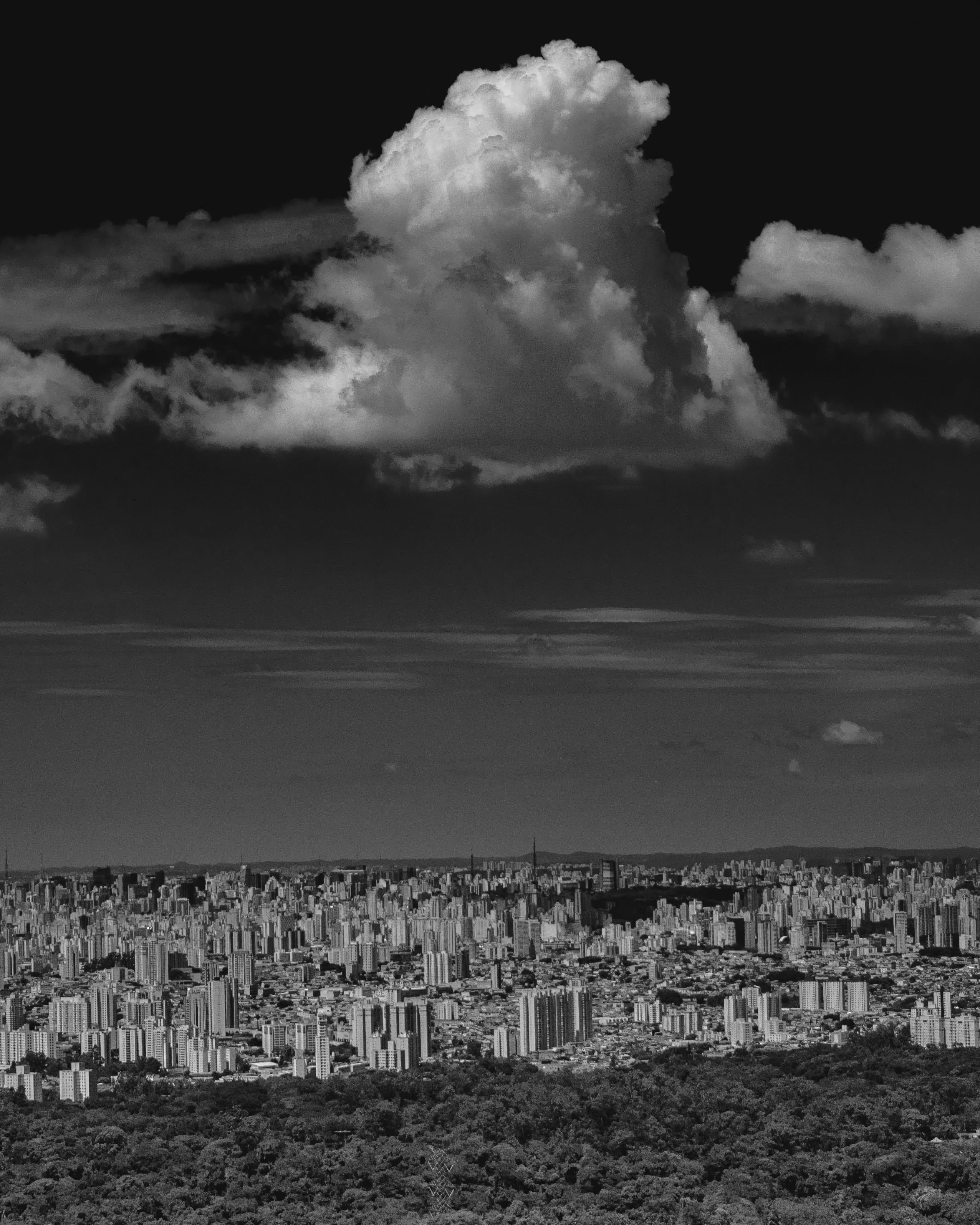 Vista em preto e branco de São Paulo sob nuvens densas