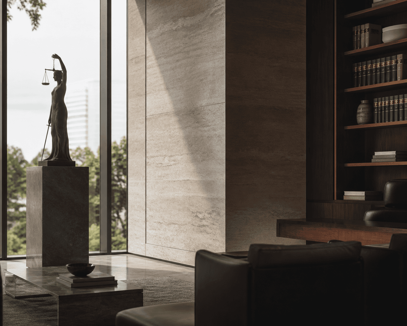 Composição editorial de escritório jurídico, com escultura da Justiça e estantes